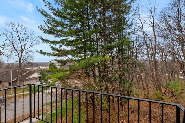 $1,300 | 516 Marshal Court, Unit B, West Bend, WI 53090