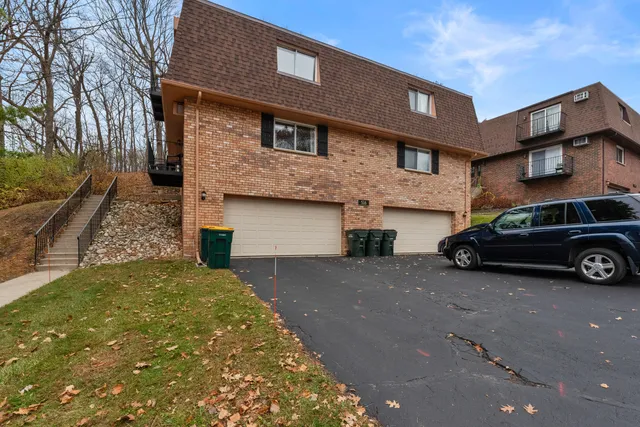 $1,300 | 516 Marshal Court, Unit B, West Bend, WI 53090