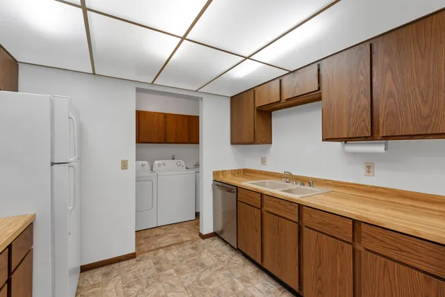 $1,300 | 516 Marshal Court, Unit B, West Bend, WI 53090