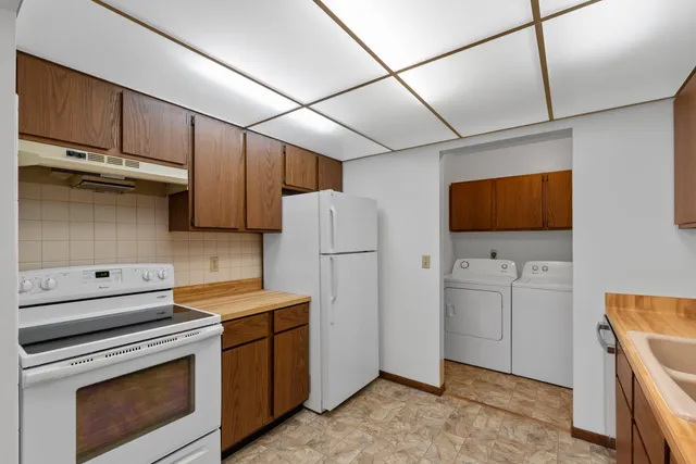 $1,300 | 516 Marshal Court, Unit B, West Bend, WI 53090