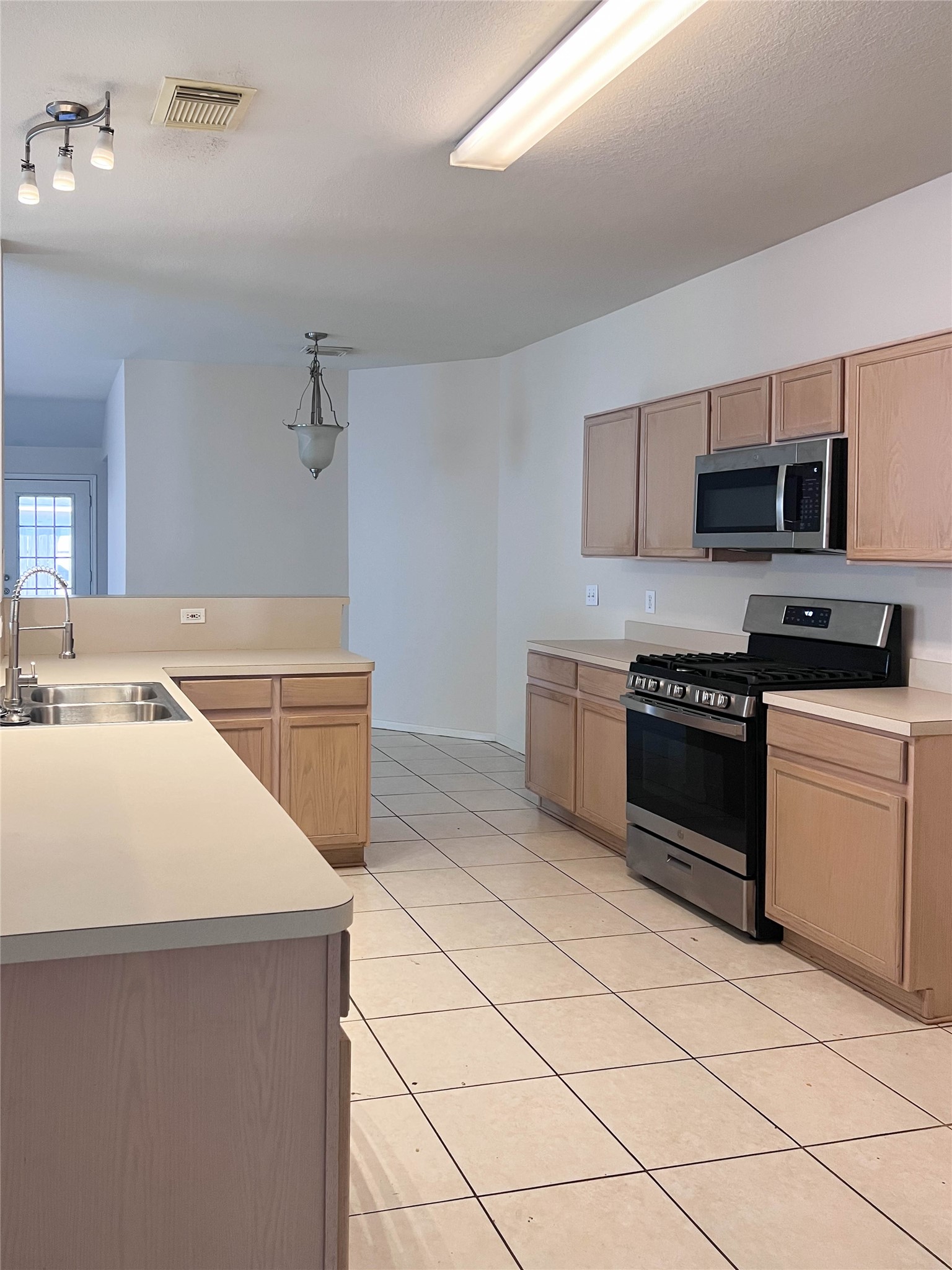 659 Cypresswood Trace Spring, TX 77373 - Photo 16 of 40 Anohter view of kitchen area
