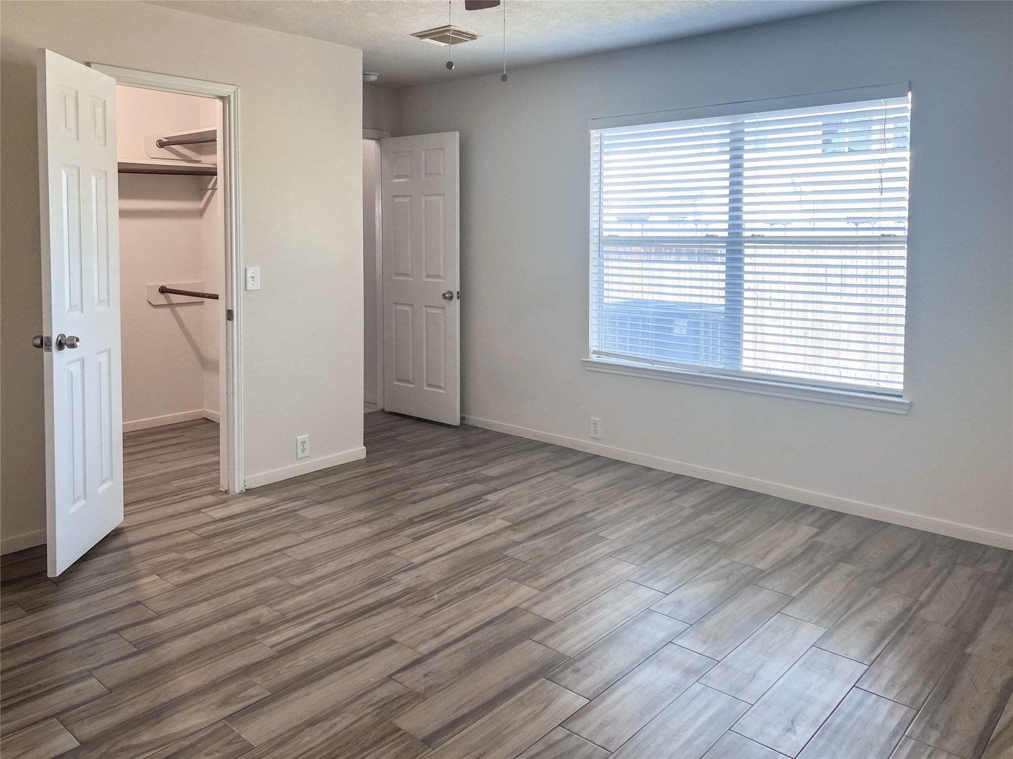 659 Cypresswood Trace Spring, TX 77373 - Photo 5 of 40 Master beedoom with walk-in closet