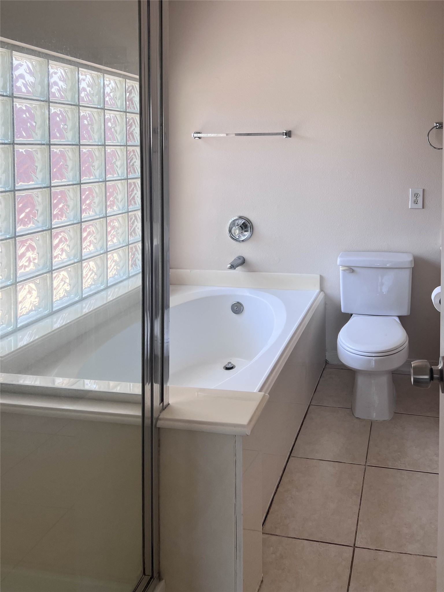 659 Cypresswood Trace Spring, TX 77373 - Photo 7 of 40 Master bath room tub and shower