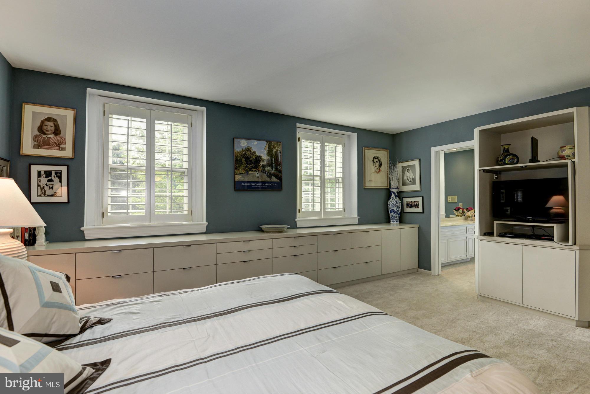 912 Kimberwicke Road McLean, VA 22102 - Photo 18 of 30 a spacious bathroom with a large window and a bathtub