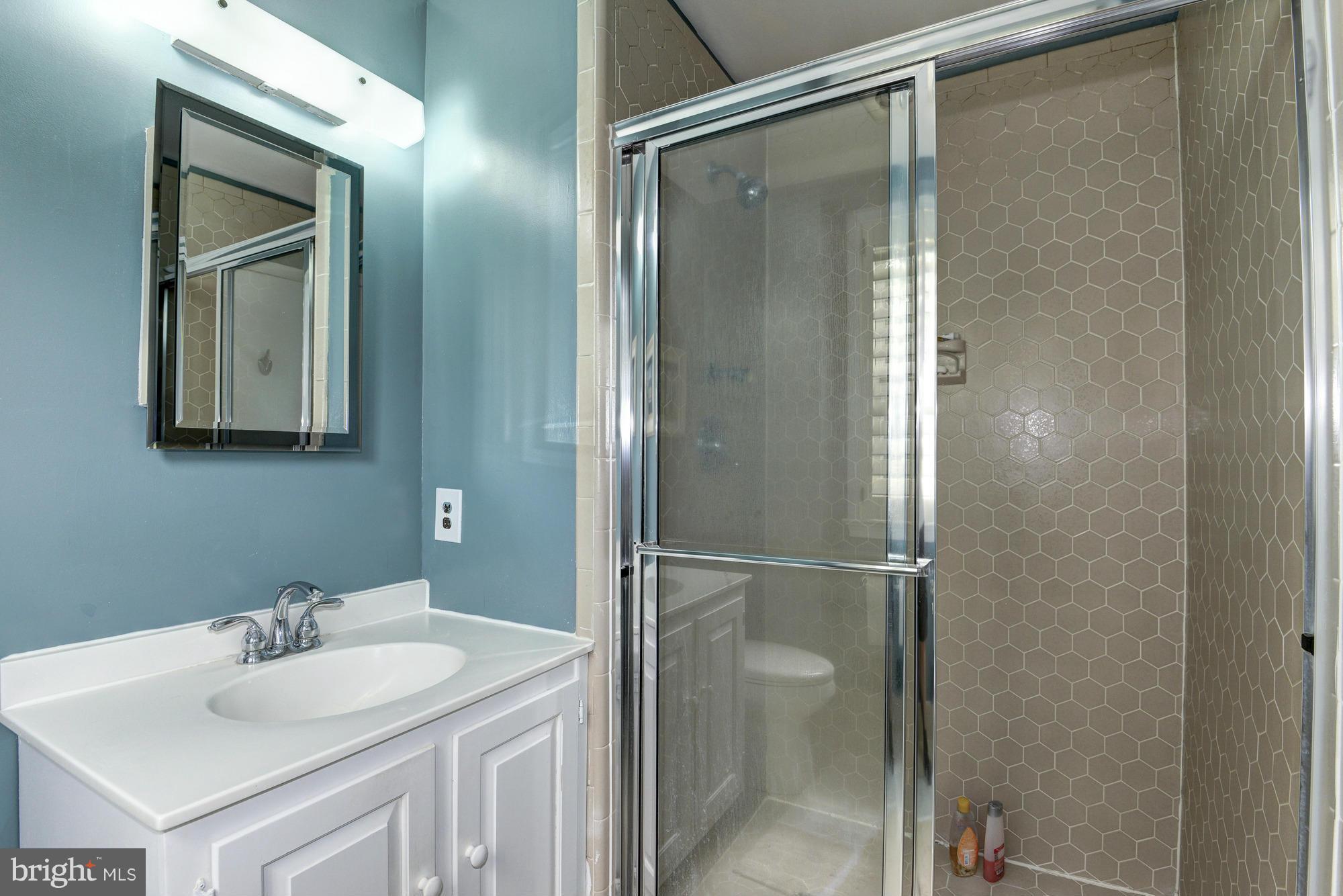 912 Kimberwicke Road McLean, VA 22102 - Photo 20 of 30 a bathroom with a sink and mirror