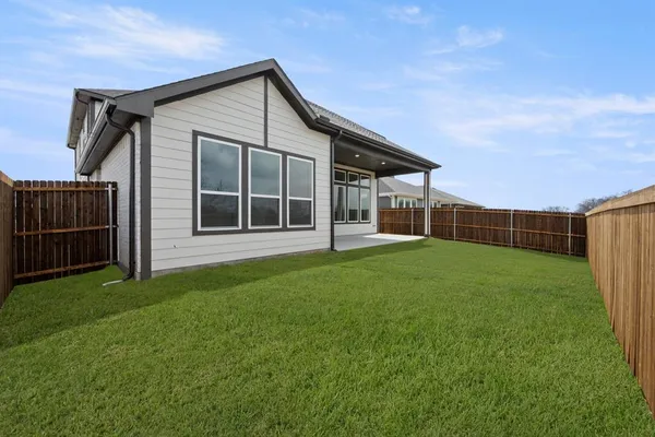 a view of a house with backyard and garden