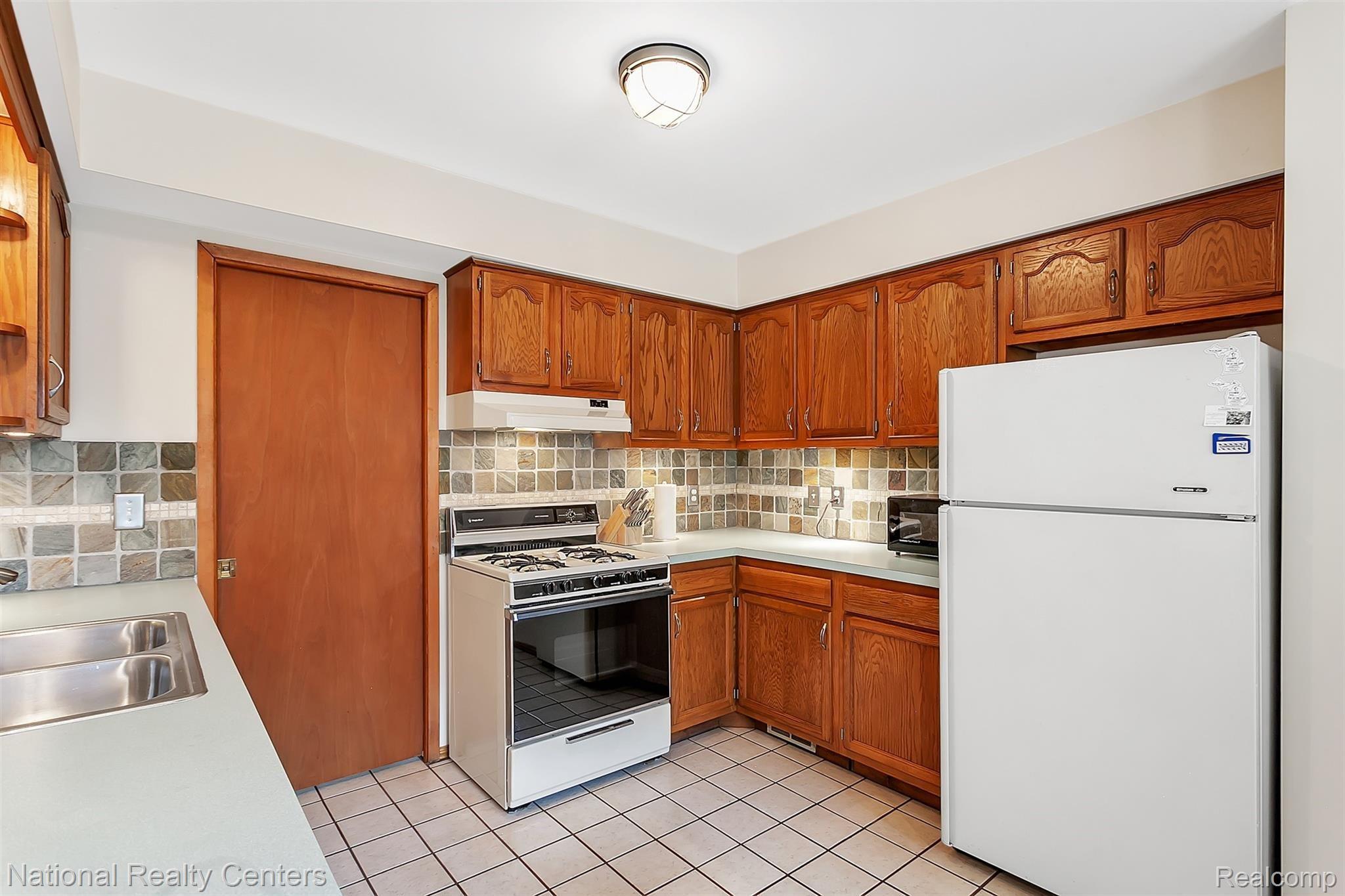 2720 Bridget Avenue Rochester, MI 48307 - Photo 15 of 36 15-2720-Bridget-Ave-WindowStill-Rea.jpg