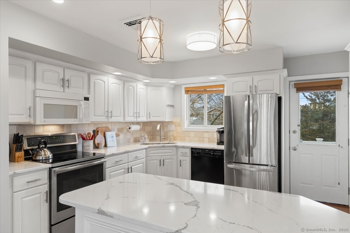 146 Chittenden Field Lane Madison, CT 06443 - Photo 5 of 31