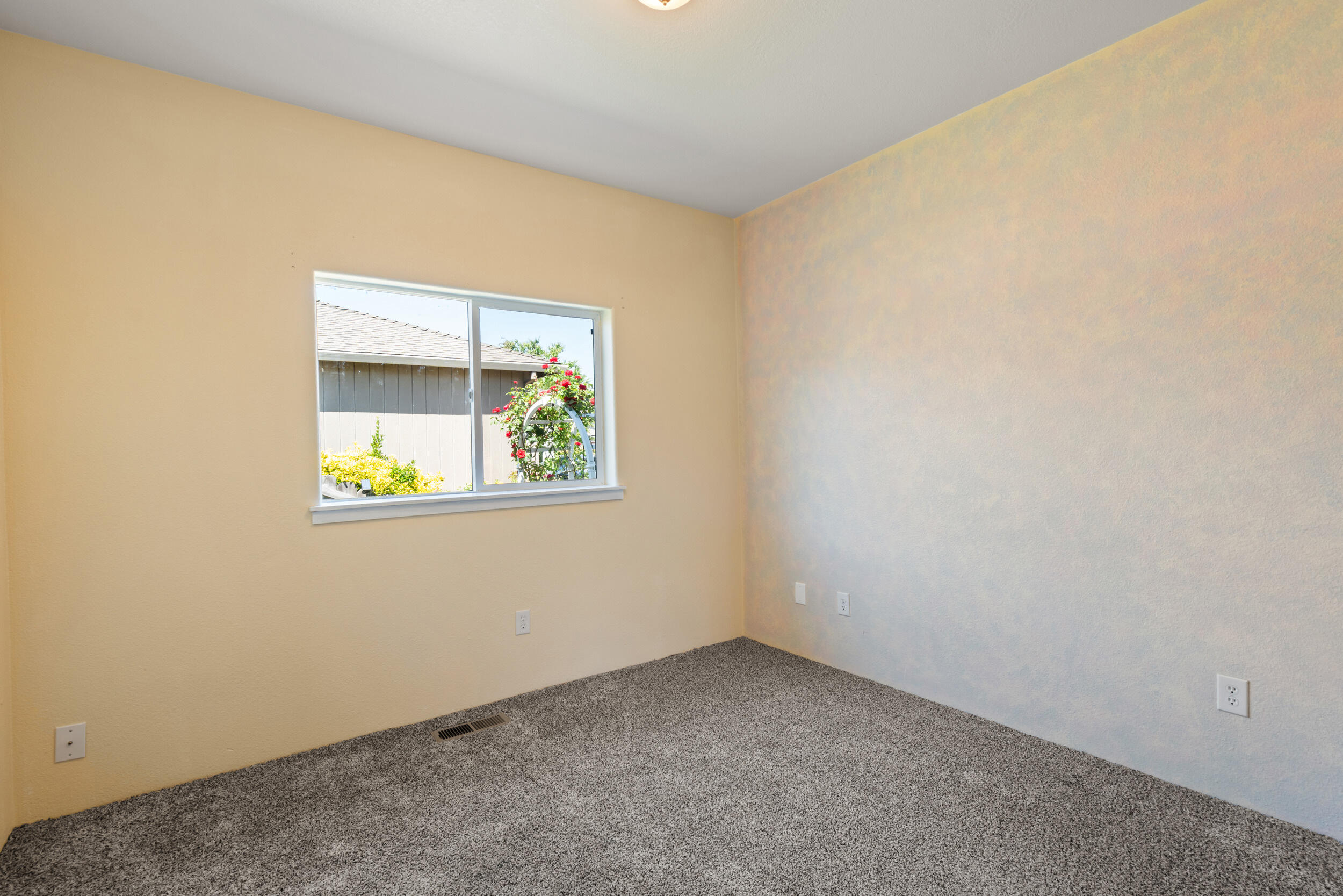 141 Alta Lane Central Point, OR 97502 - Photo 14 of 26 15_141 alta ln-14