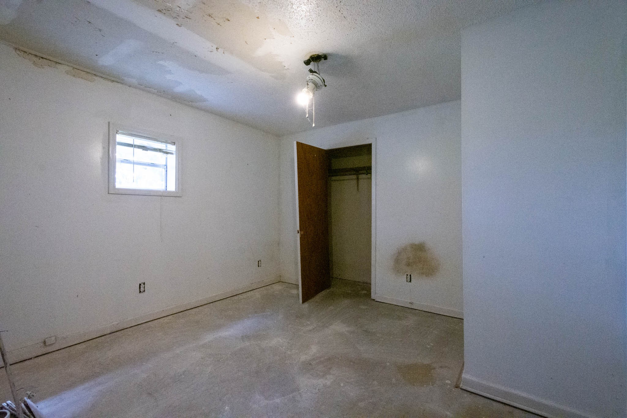 500 Bodenham Road Pulaski, TN 38478 - Photo 18 of 70 an empty room with closet and a ceiling fan