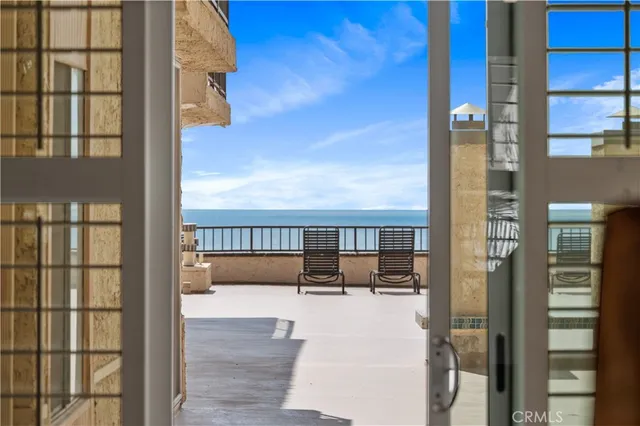 $999,000 | 555 Esplanade, Unit 320, Redondo Beach, CA 90277