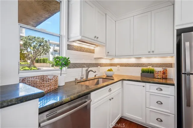 $999,000 | 555 Esplanade, Unit 320, Redondo Beach, CA 90277