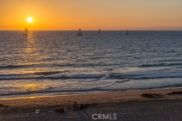 $999,000 | 555 Esplanade, Unit 320, Redondo Beach, CA 90277