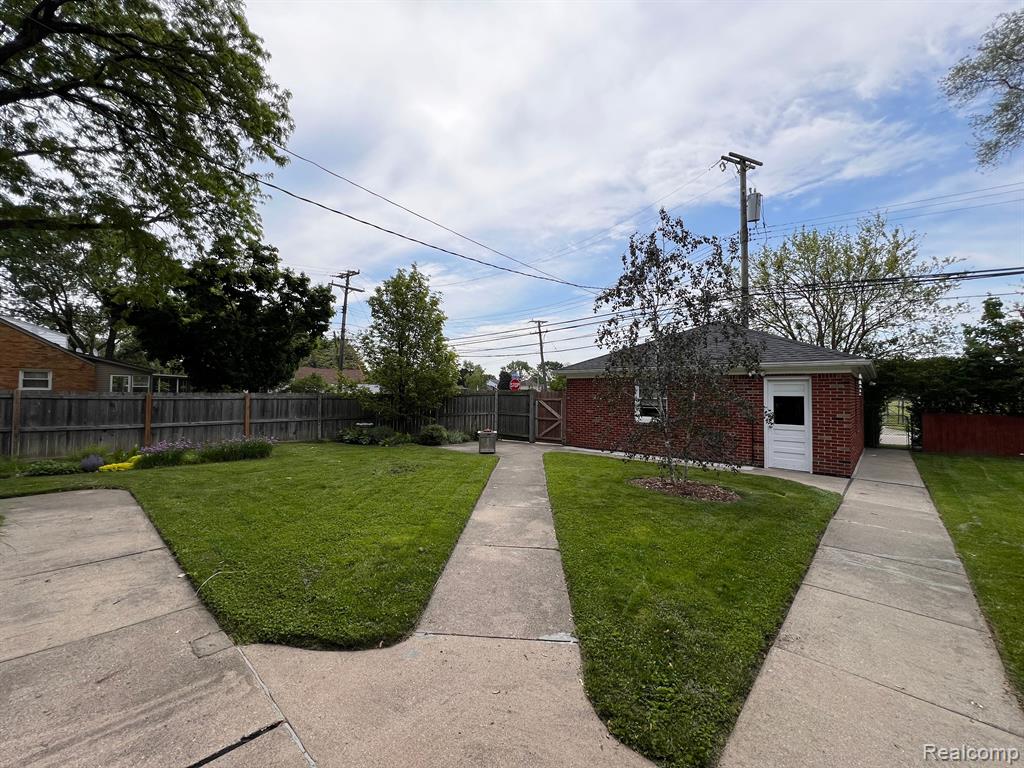 8488 Harding Center Line, MI 48015 - Photo 9 of 42