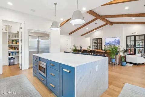 a large kitchen with kitchen island a large island in it