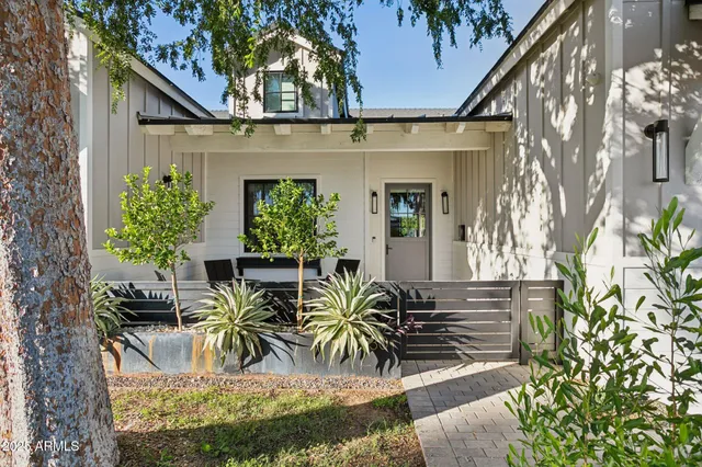 a view of outdoor space yard and porch