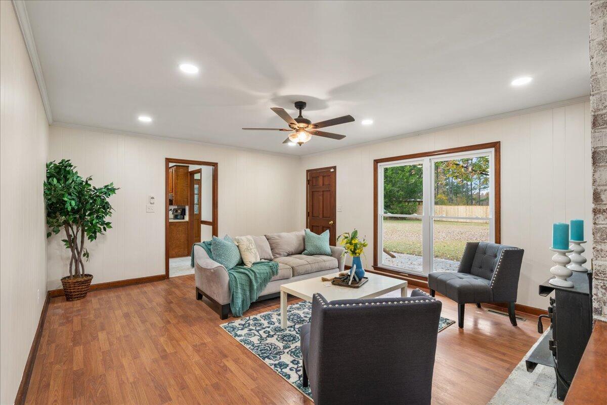 996 Pickett Level Road Elloree, SC 29047 - Photo 16 of 36 Living Room