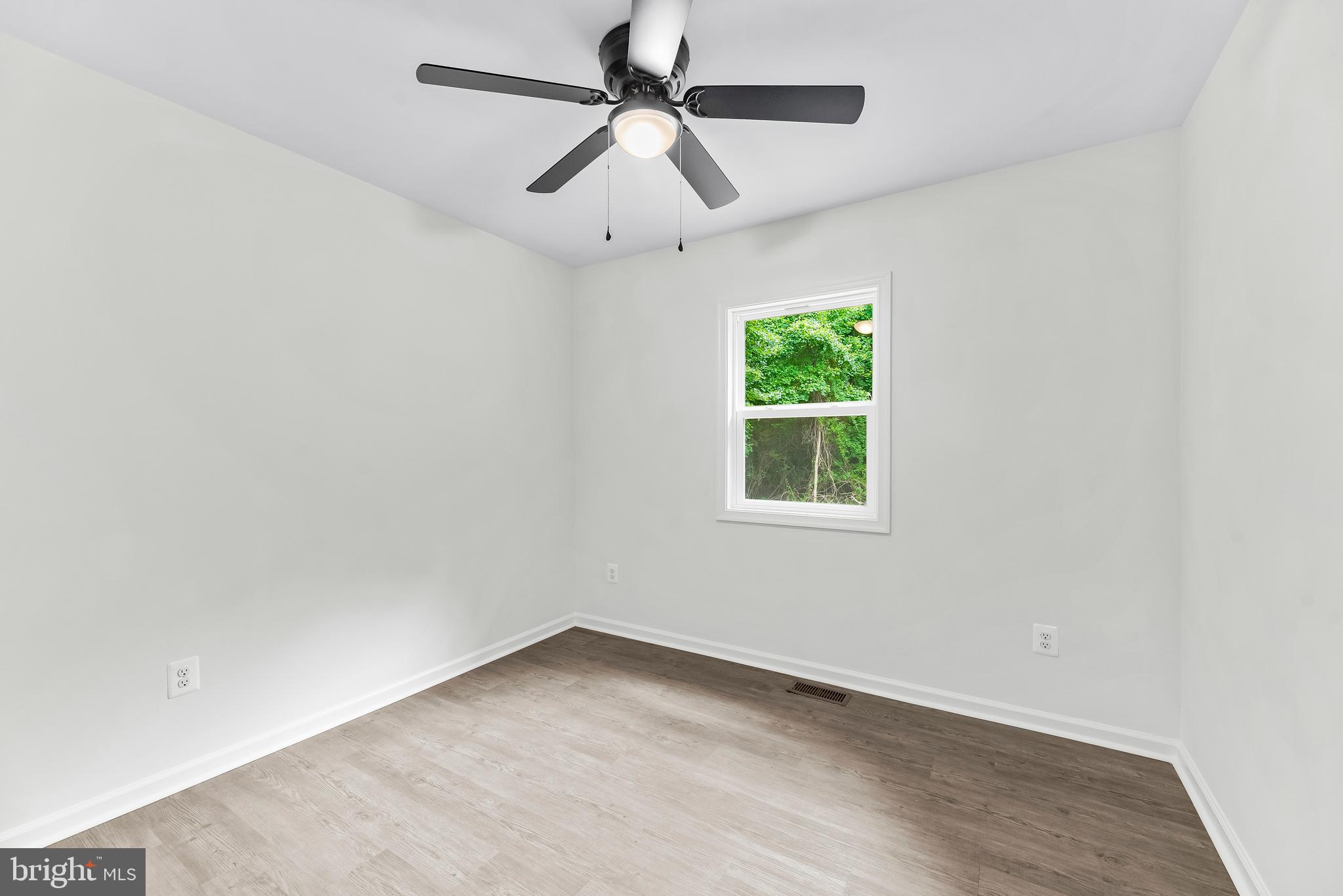 23888 Hollywood Road Hollywood, MD 20636 - Photo 20 of 25 Standard bedroom offering space bedroom suite.