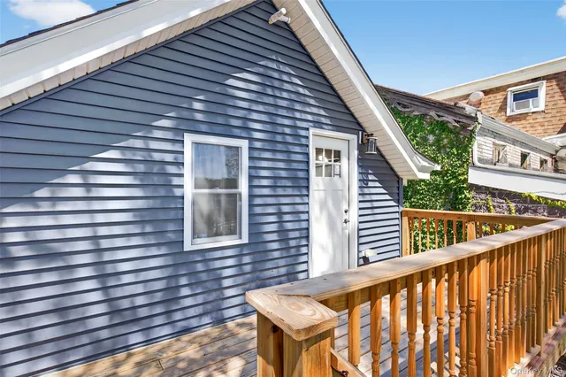 a view of entryway with a front door