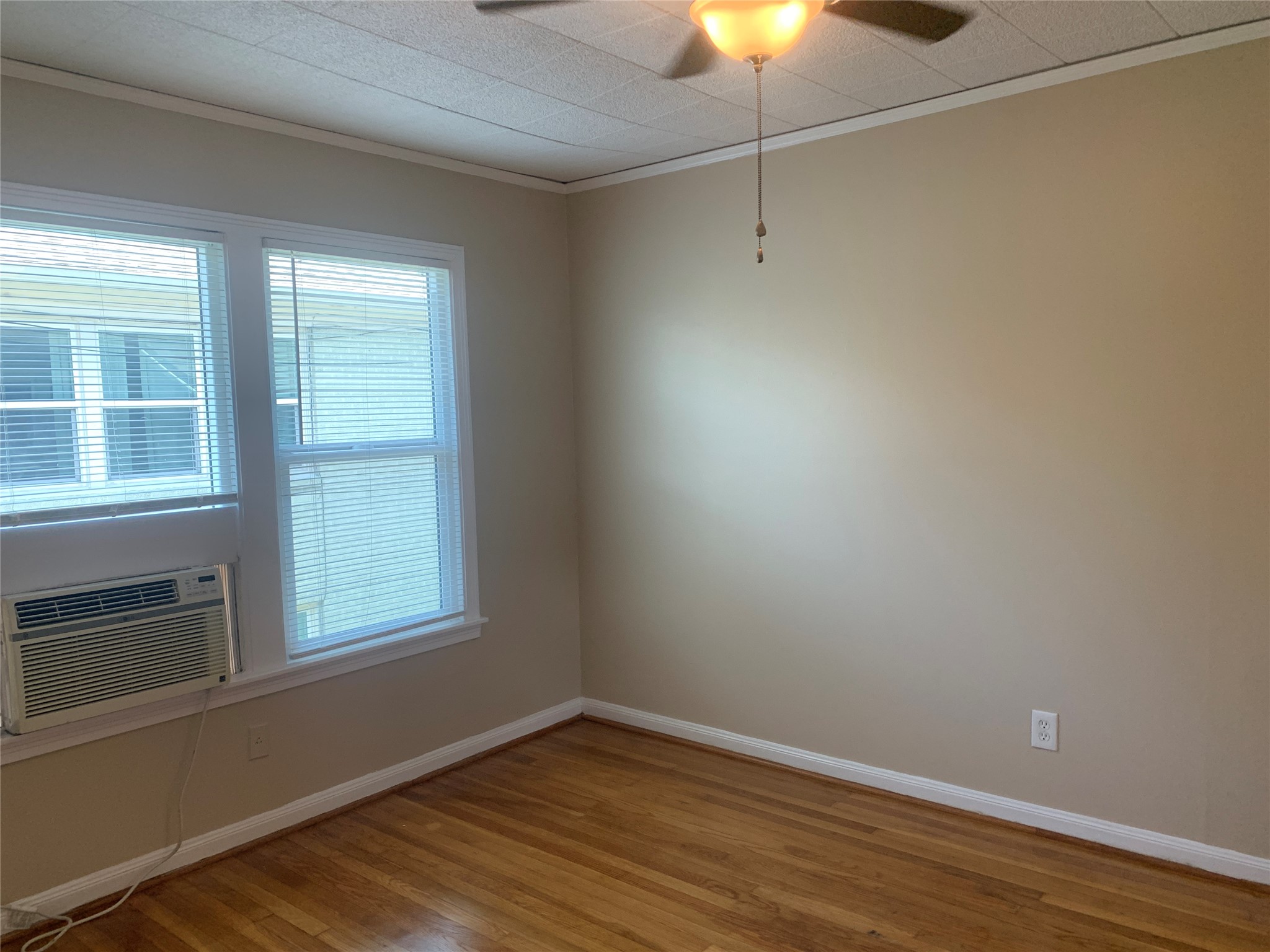 307 Avondale Street, Unit 2 5 Houston, TX 77006 - Photo 20 of 30 View of bedroom with window unit and ceiling fan.