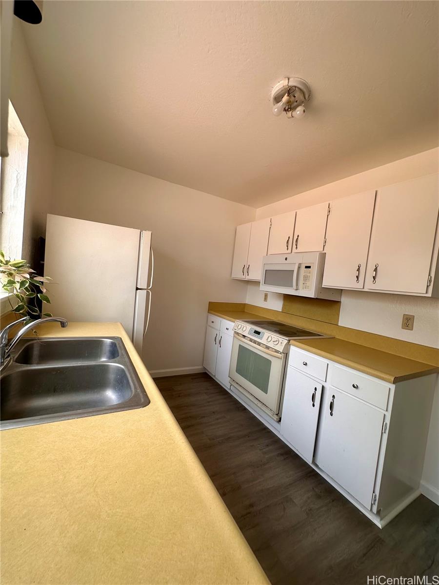 92-993 Makakilo Drive, Unit 45 Kapolei, HI 96707 - Photo 6 of 15 a kitchen that has a sink and a stove