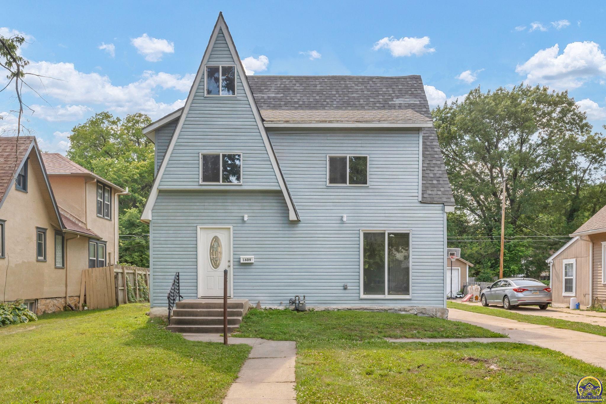 1609 Southwest Wayne Avenue Topeka, KS 66604 - Photo 3 of 24
