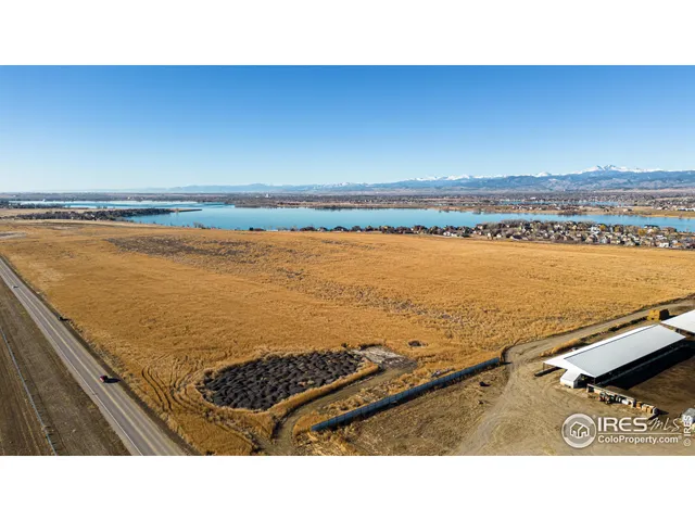 a black and white photo of a room