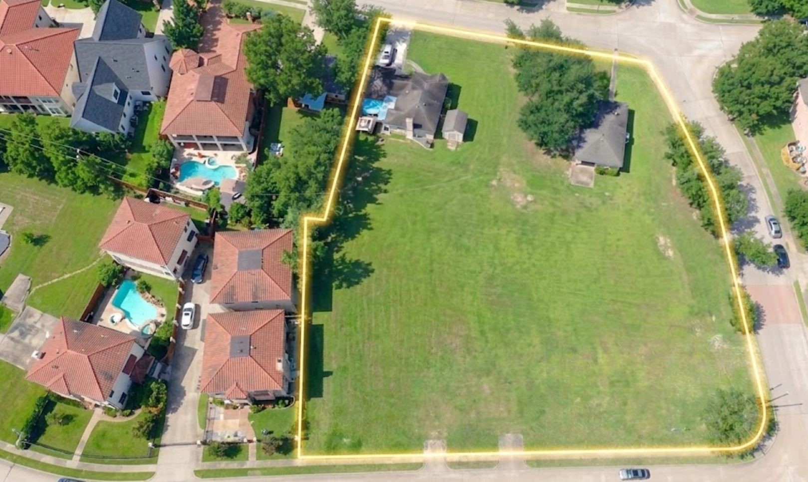 5514 McCulloch Circle Houston, TX 77056 - Photo 4 of 10 an aerial view of residential houses with outdoor space and street view