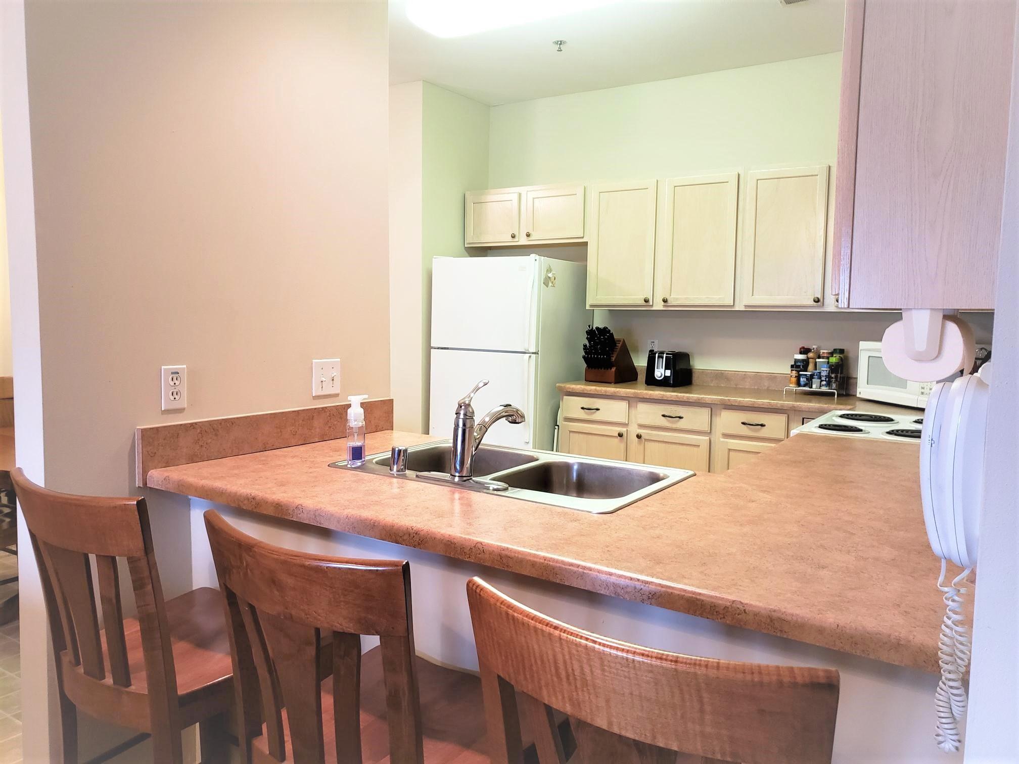 4752 South Forest Point Boulevard New Berlin, WI 53151 - Photo 5 of 13 Kitchen breakfast bar