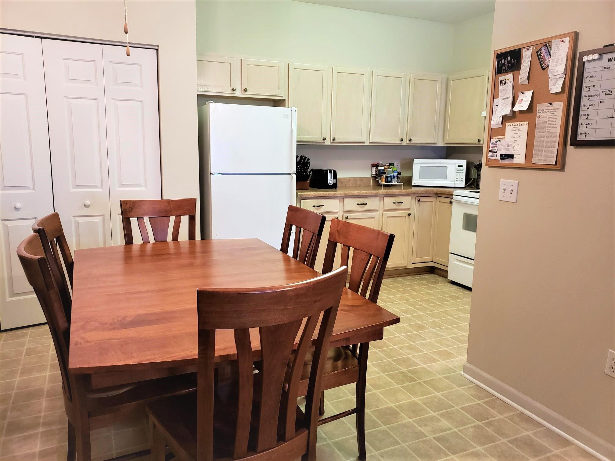 4752 South Forest Point Boulevard New Berlin, WI 53151 - Photo 6 of 13 Dining area