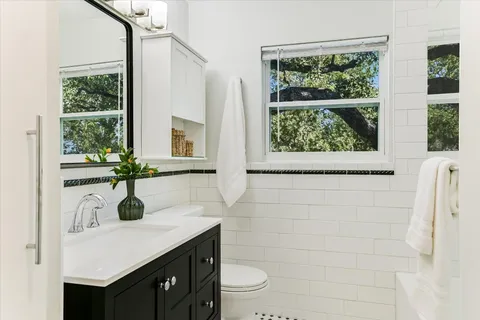 $850,000 | 1410 East 11th Street, Austin, TX 78702