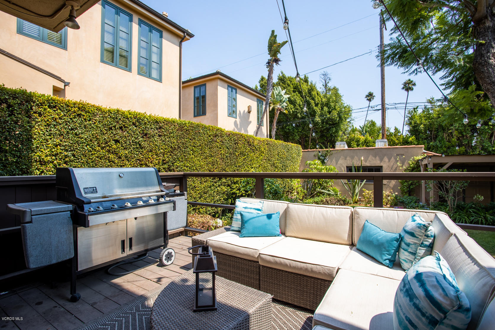 12252 Gorham Avenue Los Angeles, CA 90049 - Photo 24 of 59 a view of a terrace with couches