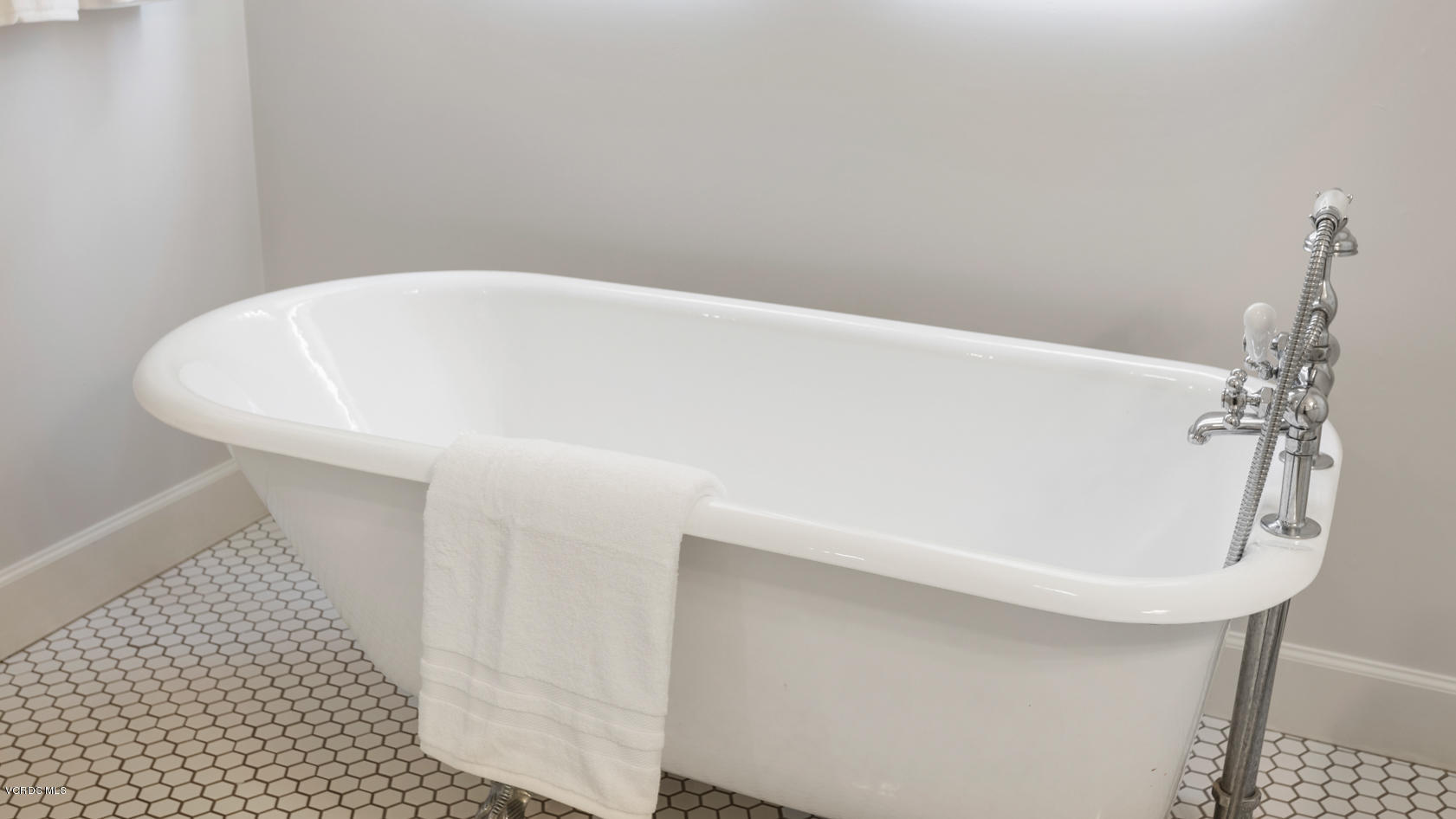 12252 Gorham Avenue Los Angeles, CA 90049 - Photo 36 of 59 a bathroom with a white bathtub