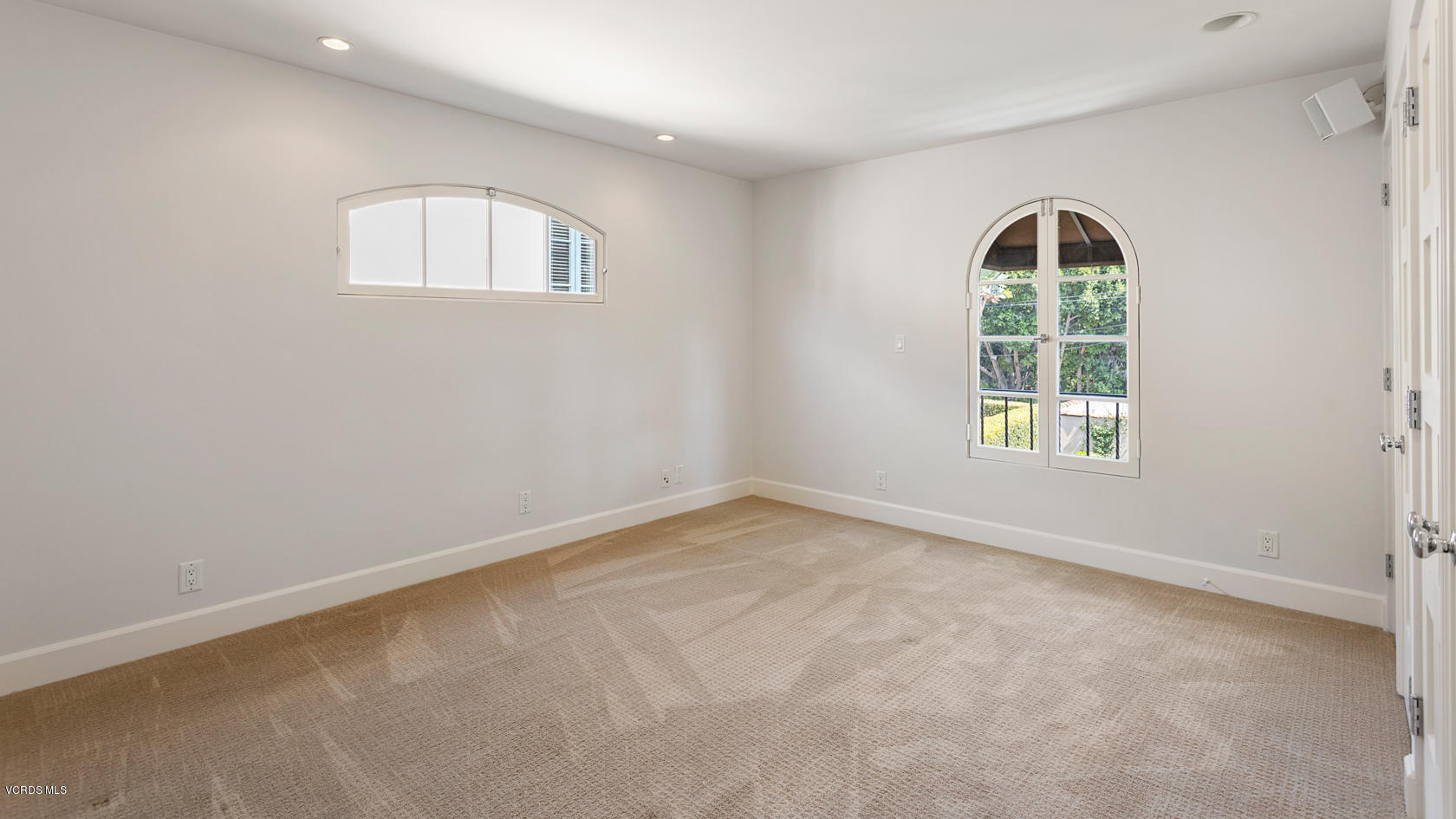 12252 Gorham Avenue Los Angeles, CA 90049 - Photo 38 of 59 an empty room with a window