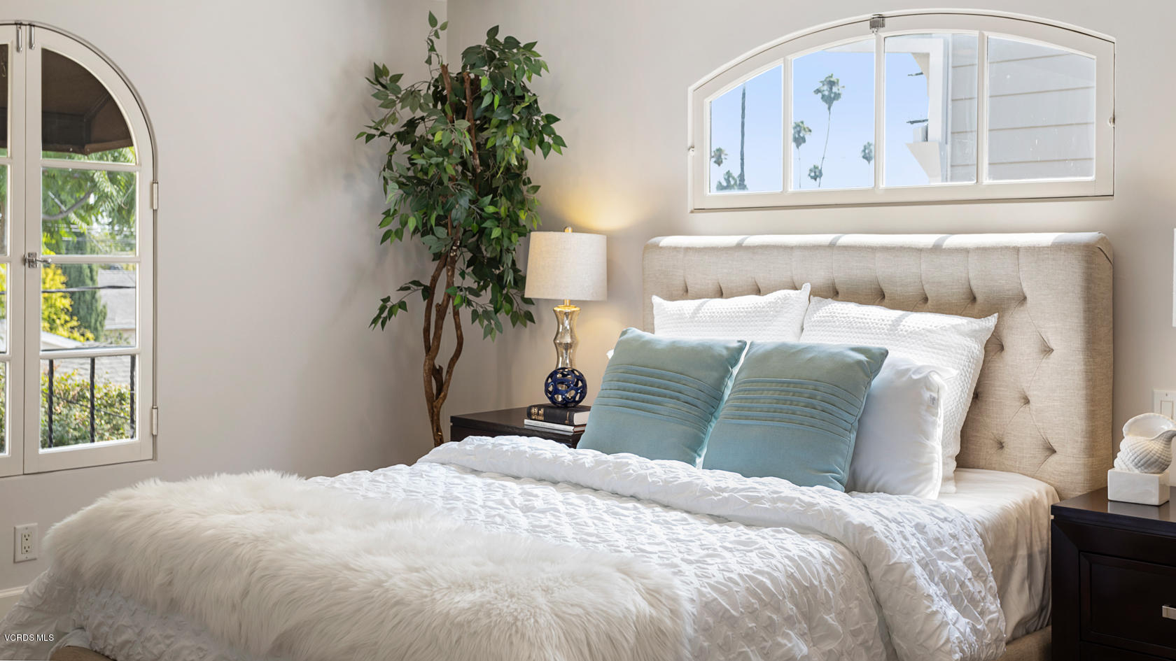 12252 Gorham Avenue Los Angeles, CA 90049 - Photo 40 of 59 a bedroom with a bed and a window