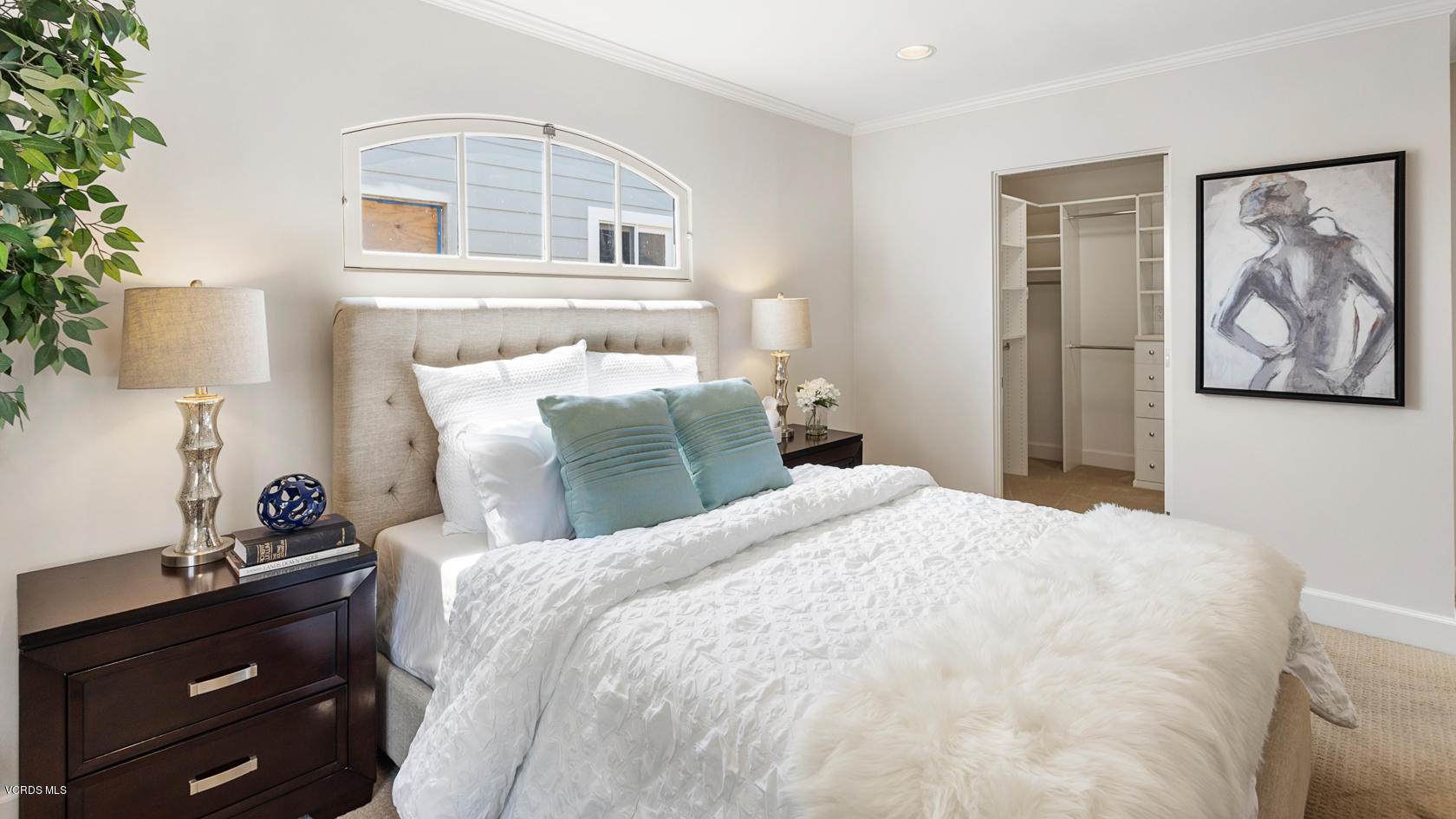 12252 Gorham Avenue Los Angeles, CA 90049 - Photo 44 of 59 a bedroom with a bed and a dresser