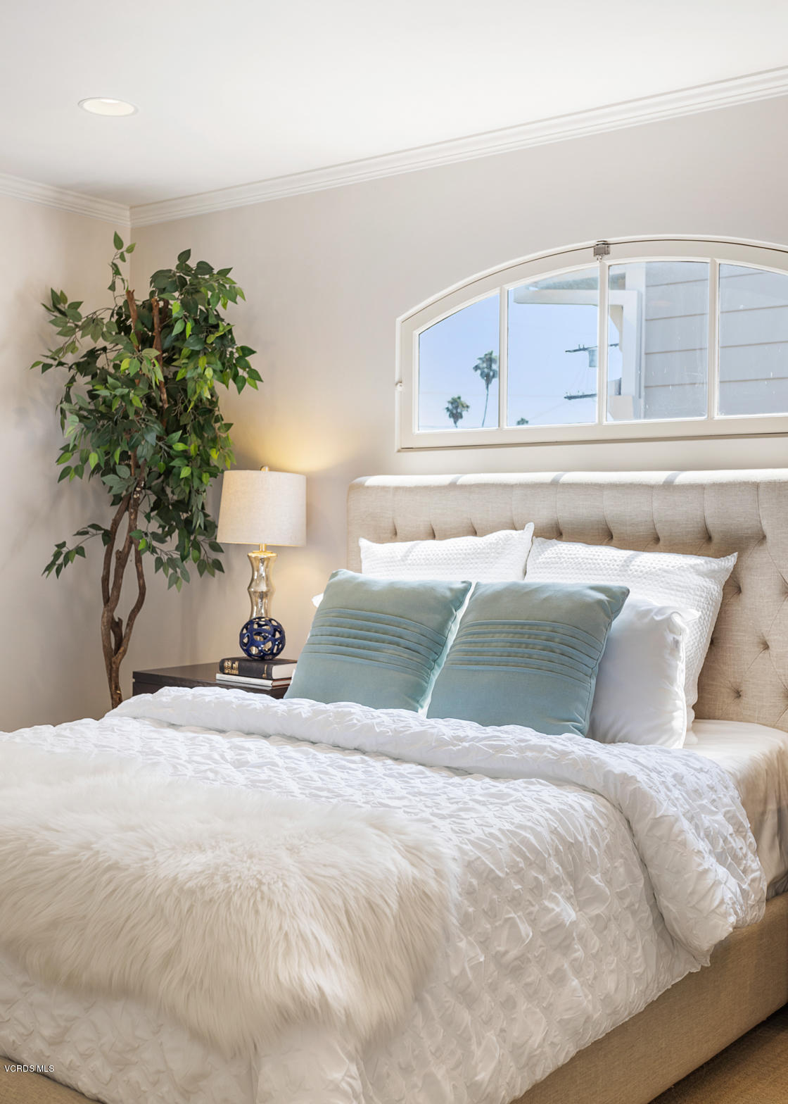 12252 Gorham Avenue Los Angeles, CA 90049 - Photo 46 of 59 a bedroom with a large bed and a potted plant