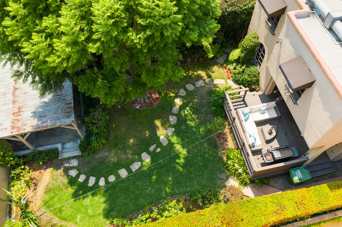 12252 Gorham Avenue Los Angeles, CA 90049 - Photo 55 of 59 a backyard of a house with lots of green space