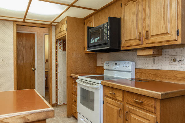 6141 New Hope Road Grants Pass, OR 97527 - Photo 16 of 49 Cabinets aplenty!