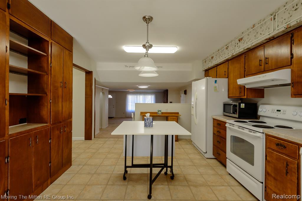 19126 Savage Road Belleville, MI 48111 - Photo 11 of 38