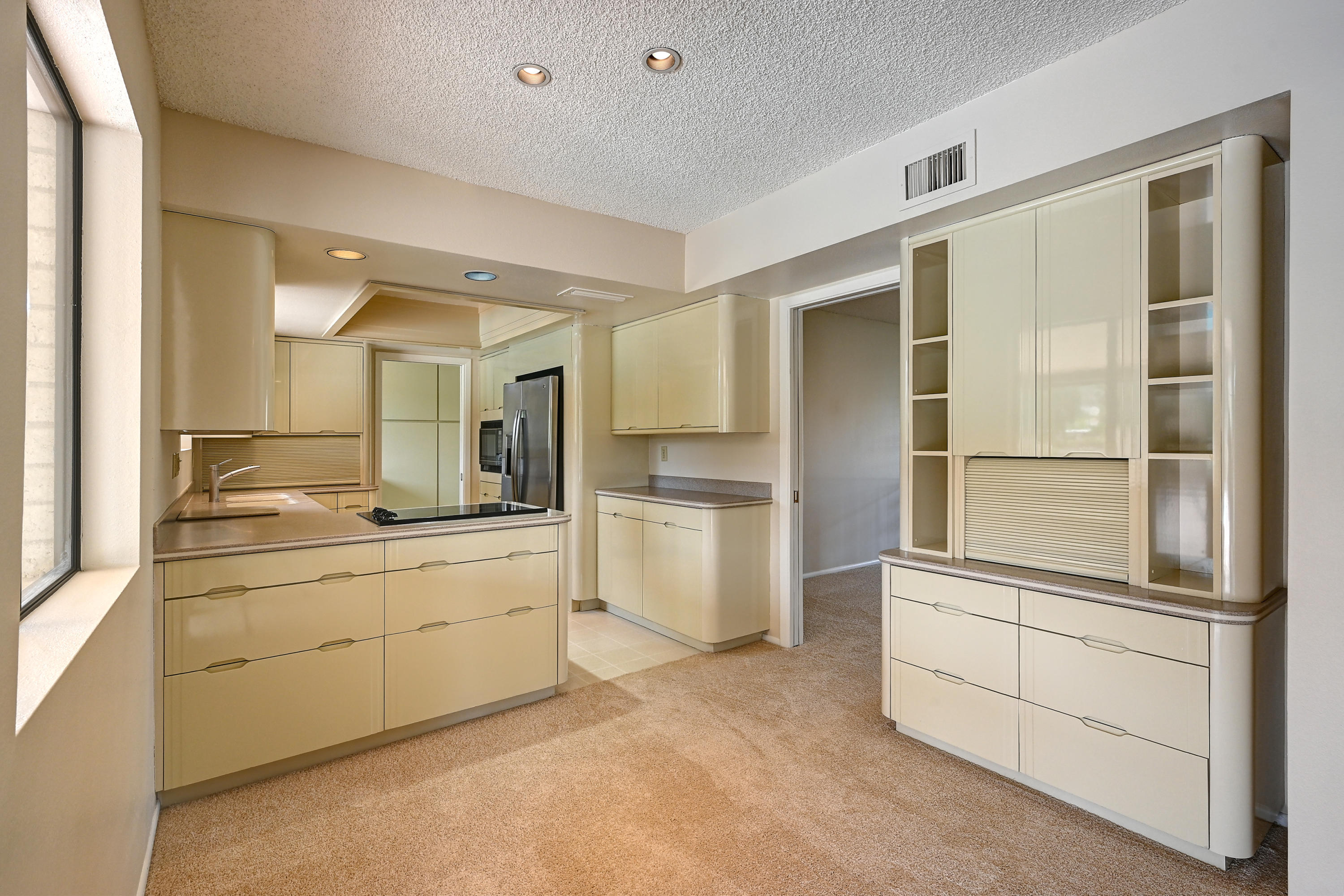 513 West Southern Hills Road Phoenix, AZ 85023 - Photo 11 of 33 Lots of kitchen cabinetry