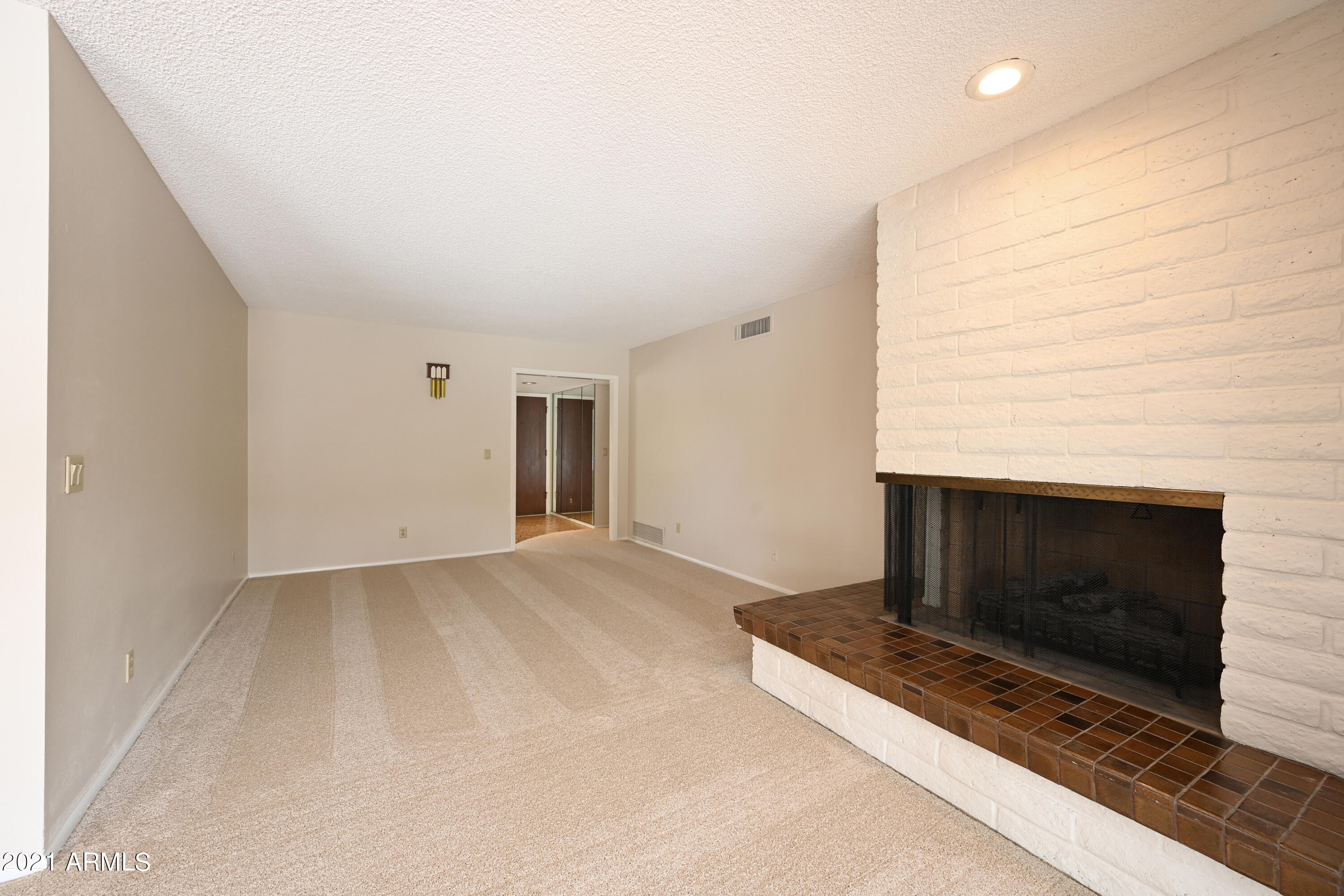 513 West Southern Hills Road Phoenix, AZ 85023 - Photo 13 of 33 Famiy room