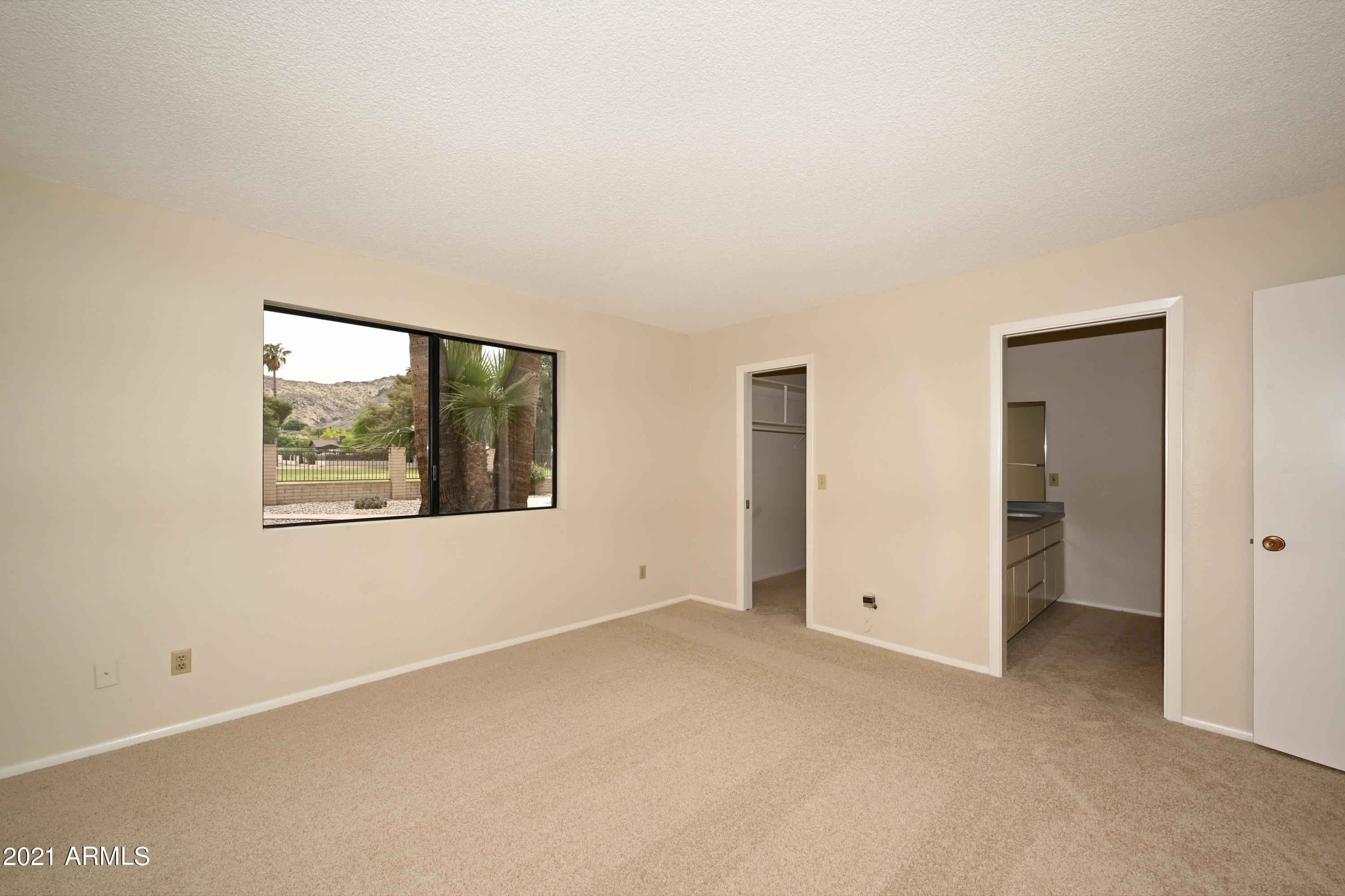 513 West Southern Hills Road Phoenix, AZ 85023 - Photo 19 of 33 Master with views of golf course