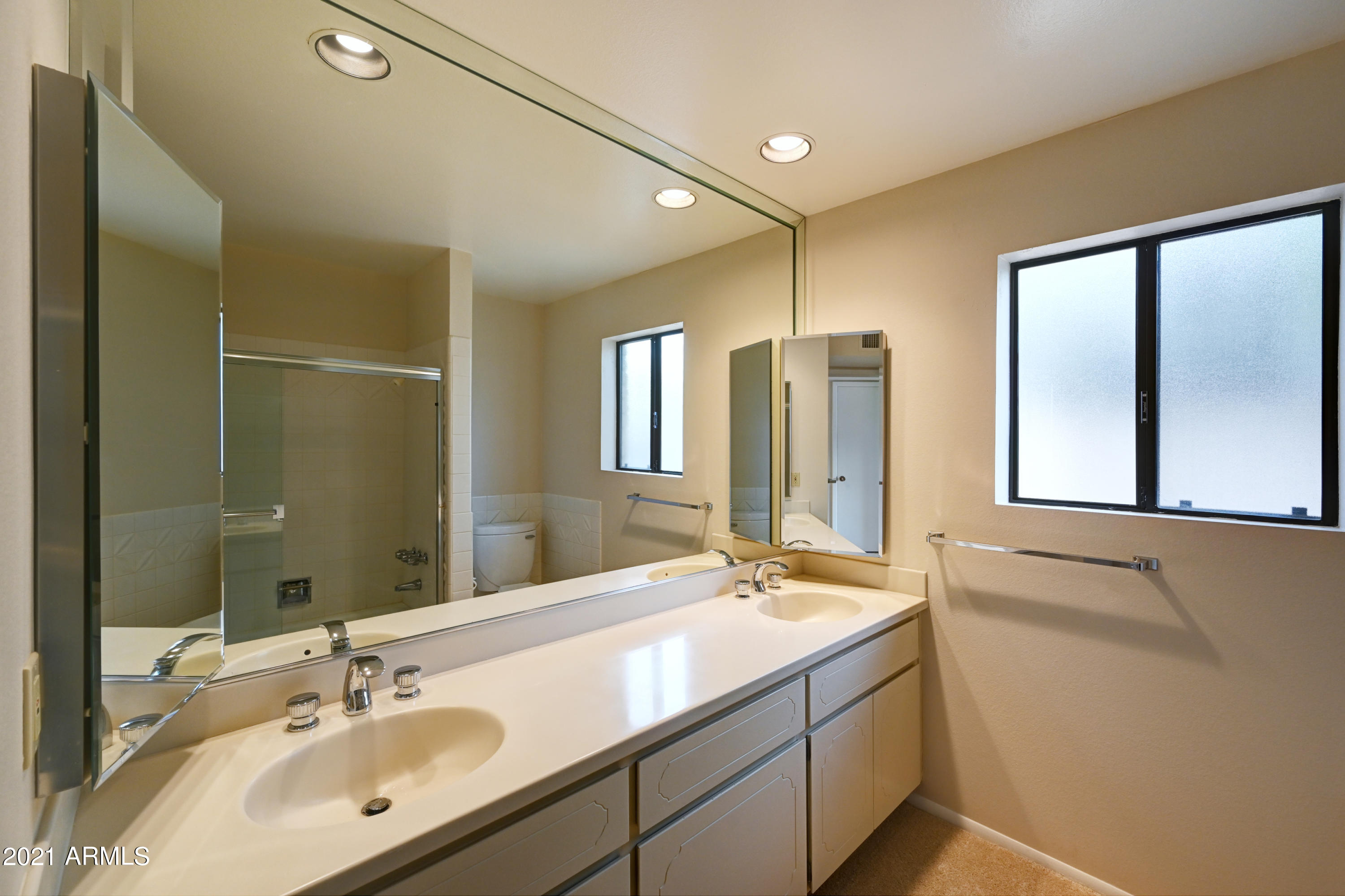 513 West Southern Hills Road Phoenix, AZ 85023 - Photo 22 of 33 Dual vanities in Guest bathroom