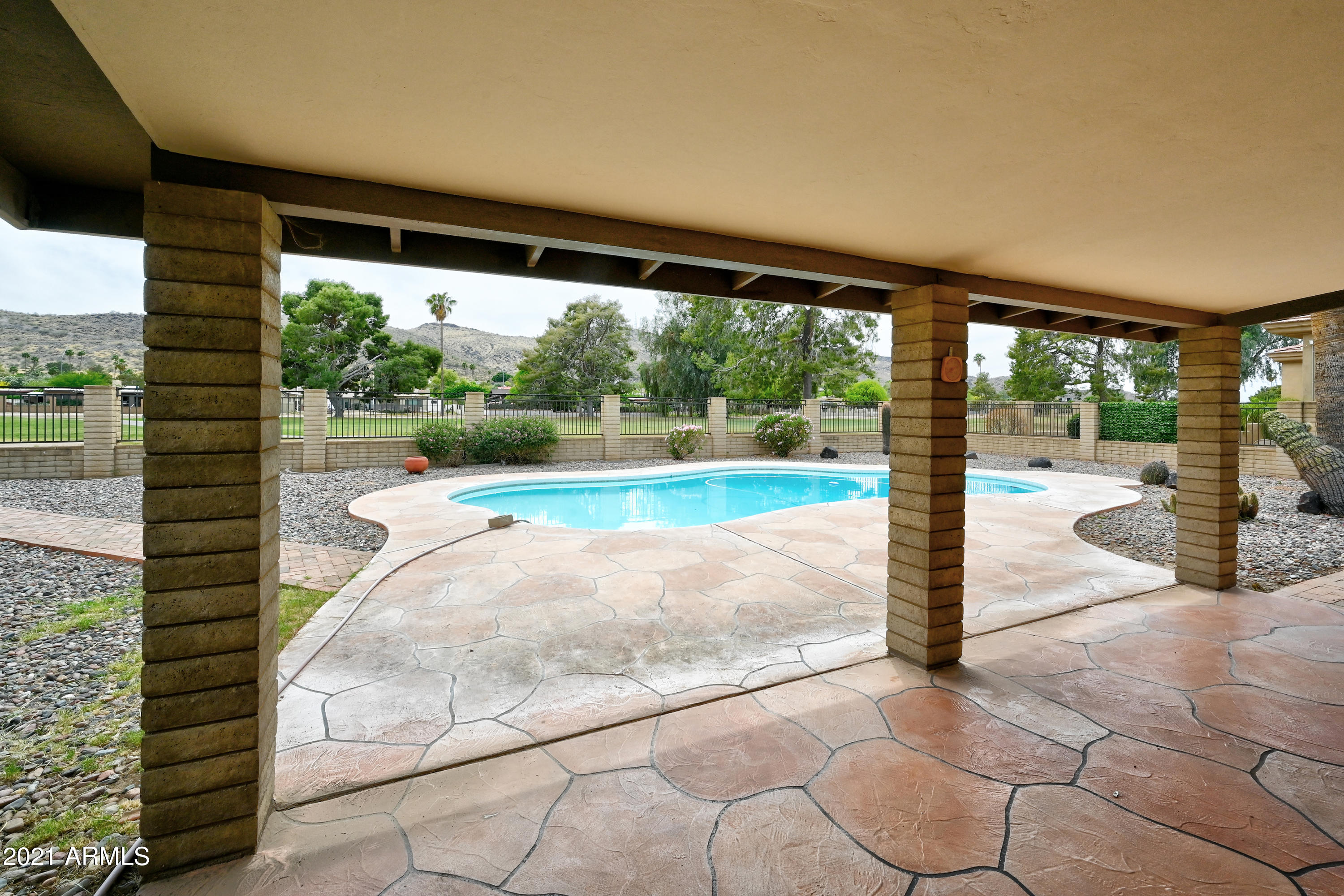 513 West Southern Hills Road Phoenix, AZ 85023 - Photo 24 of 33 Covered patio
