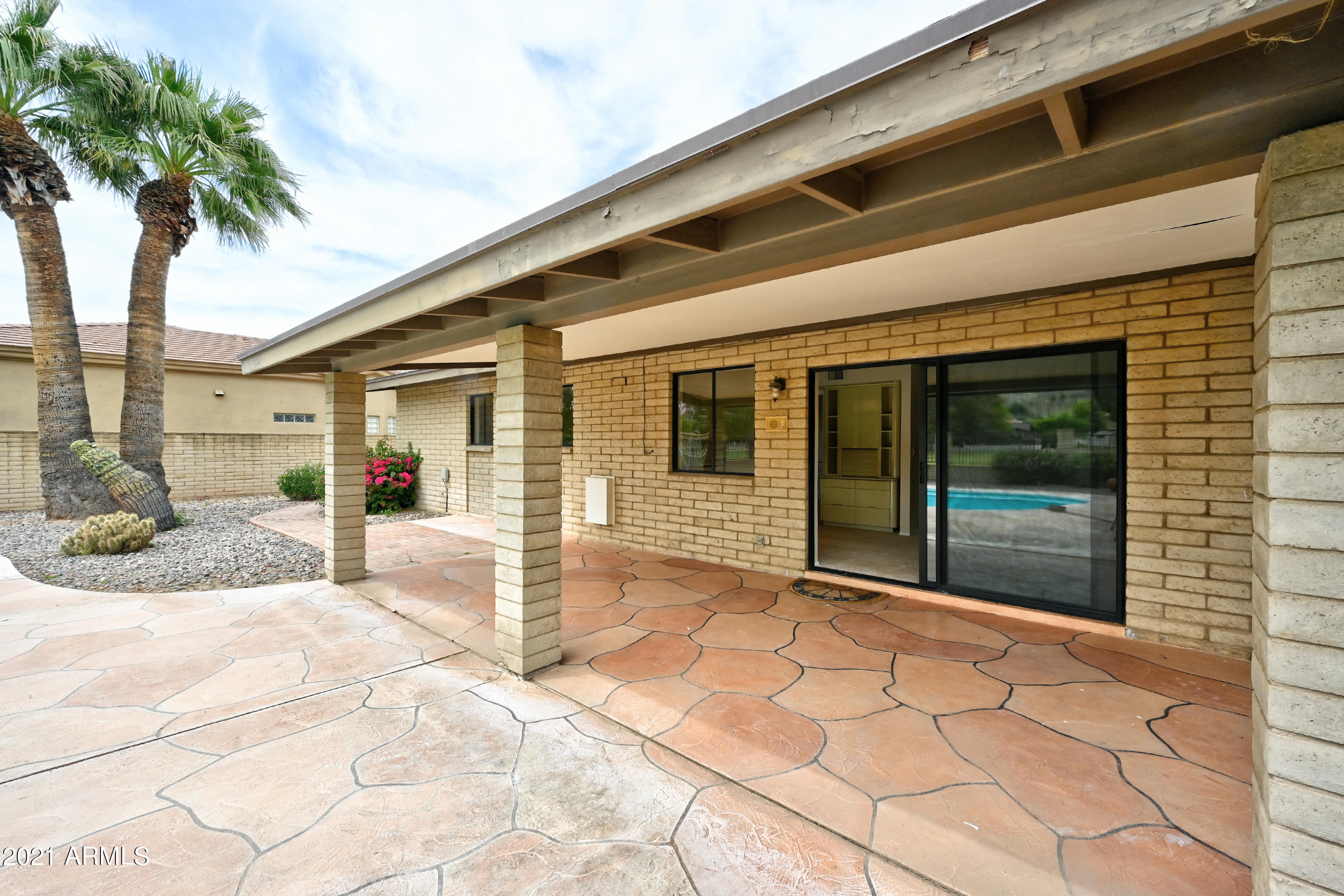 513 West Southern Hills Road Phoenix, AZ 85023 - Photo 25 of 33 Good sized covered patio