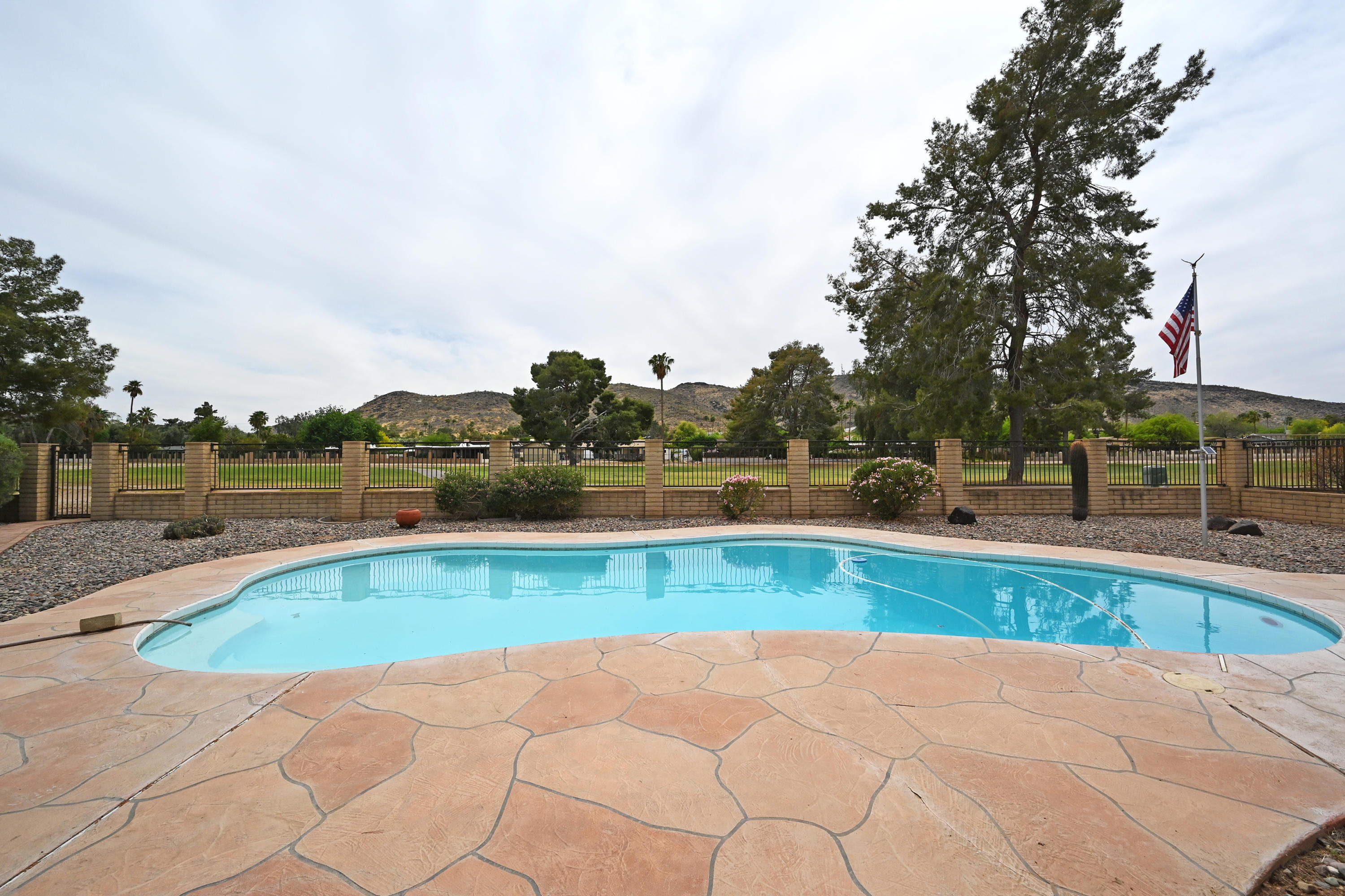 513 West Southern Hills Road Phoenix, AZ 85023 - Photo 29 of 33 Back yard swimming pool