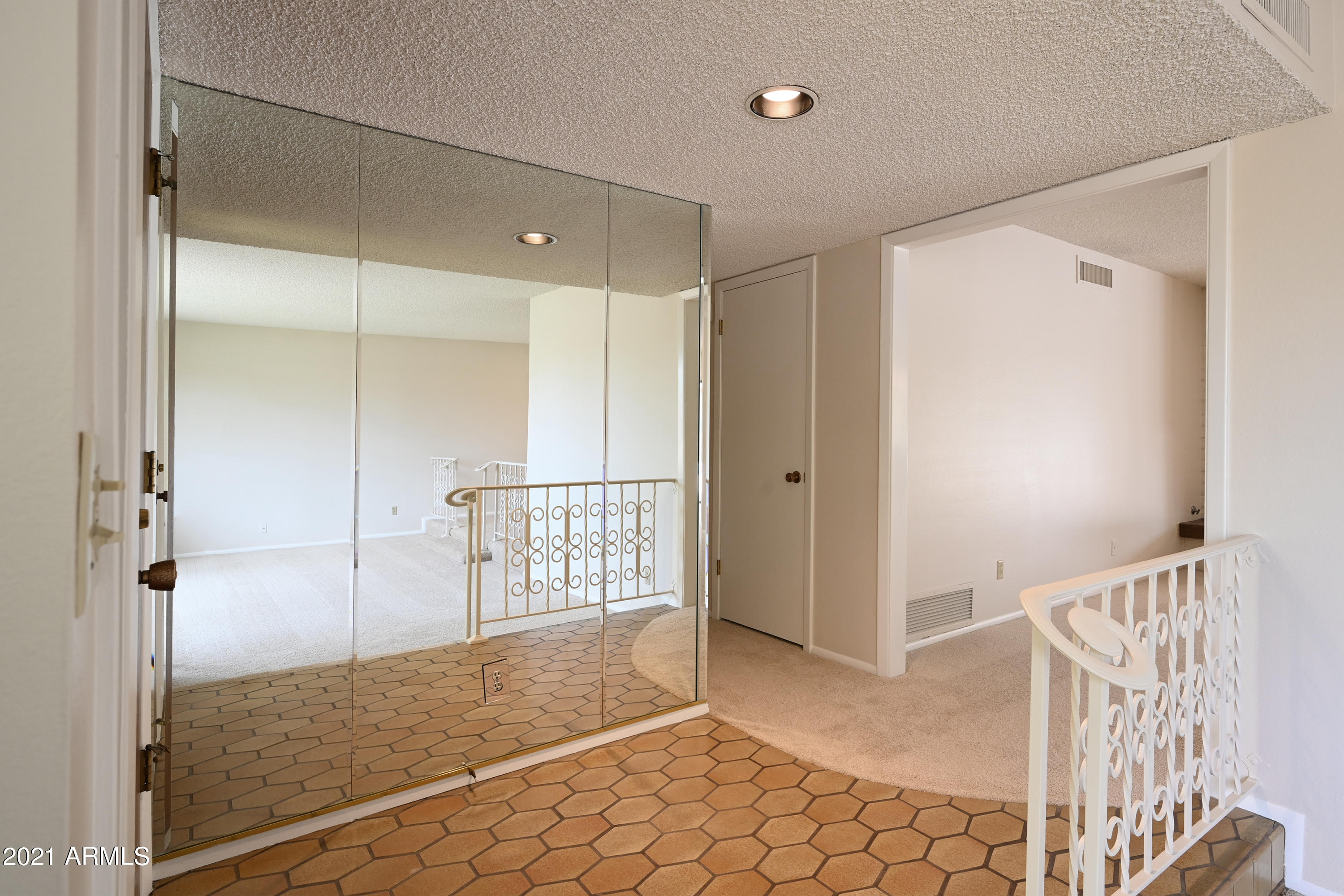 513 West Southern Hills Road Phoenix, AZ 85023 - Photo 3 of 33 Interior entry
