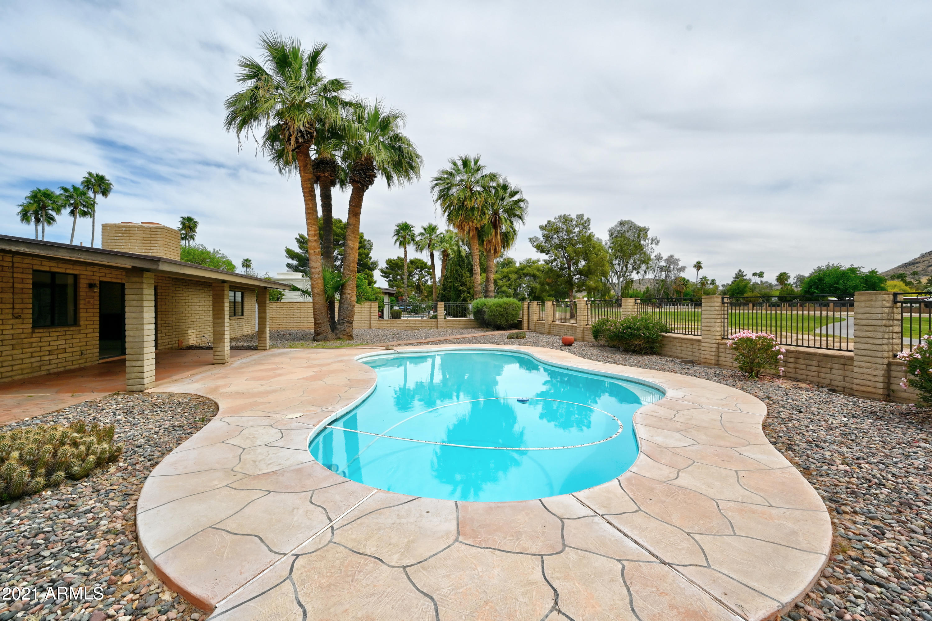 513 West Southern Hills Road Phoenix, AZ 85023 - Photo 31 of 33 Inviting swimming pool