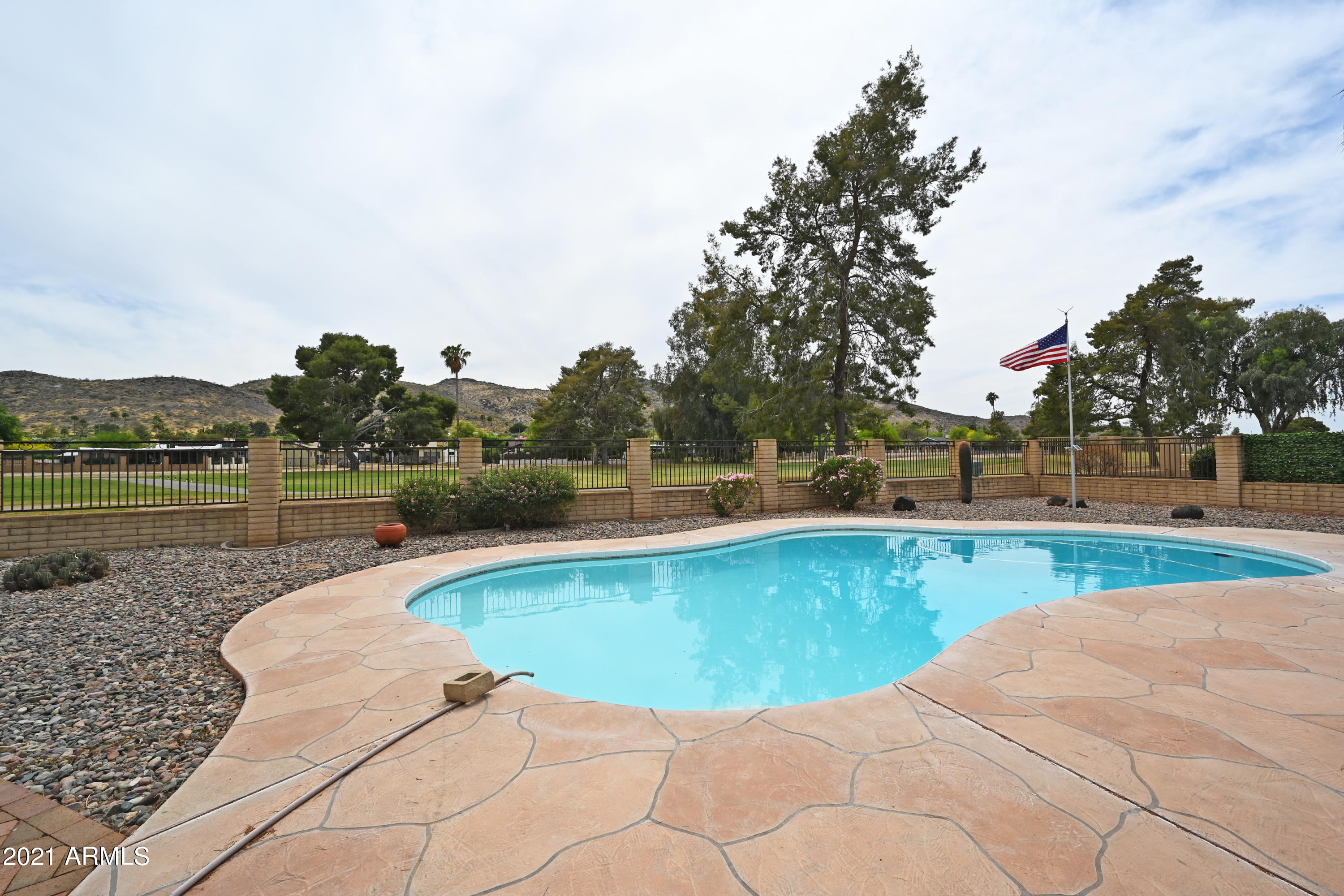 513 West Southern Hills Road Phoenix, AZ 85023 - Photo 32 of 33 Backyard pool